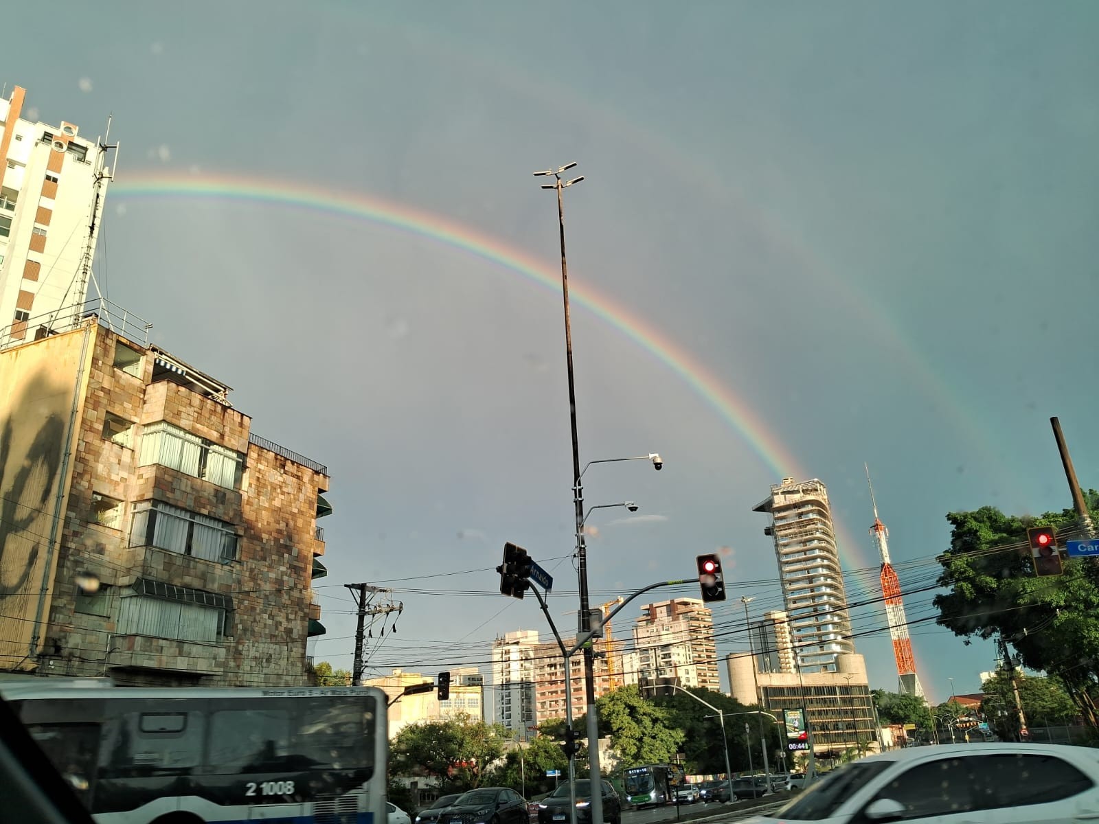 SP tem amanhecer com arco-íris duplo após chuva na madrugada