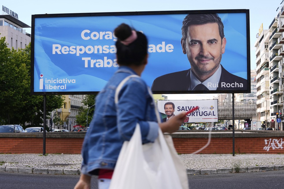 Outdoor do Iniciativa Liberal em Lisboa, em 12 de maio de 2025 — Foto: AP Photo/Armando Franca