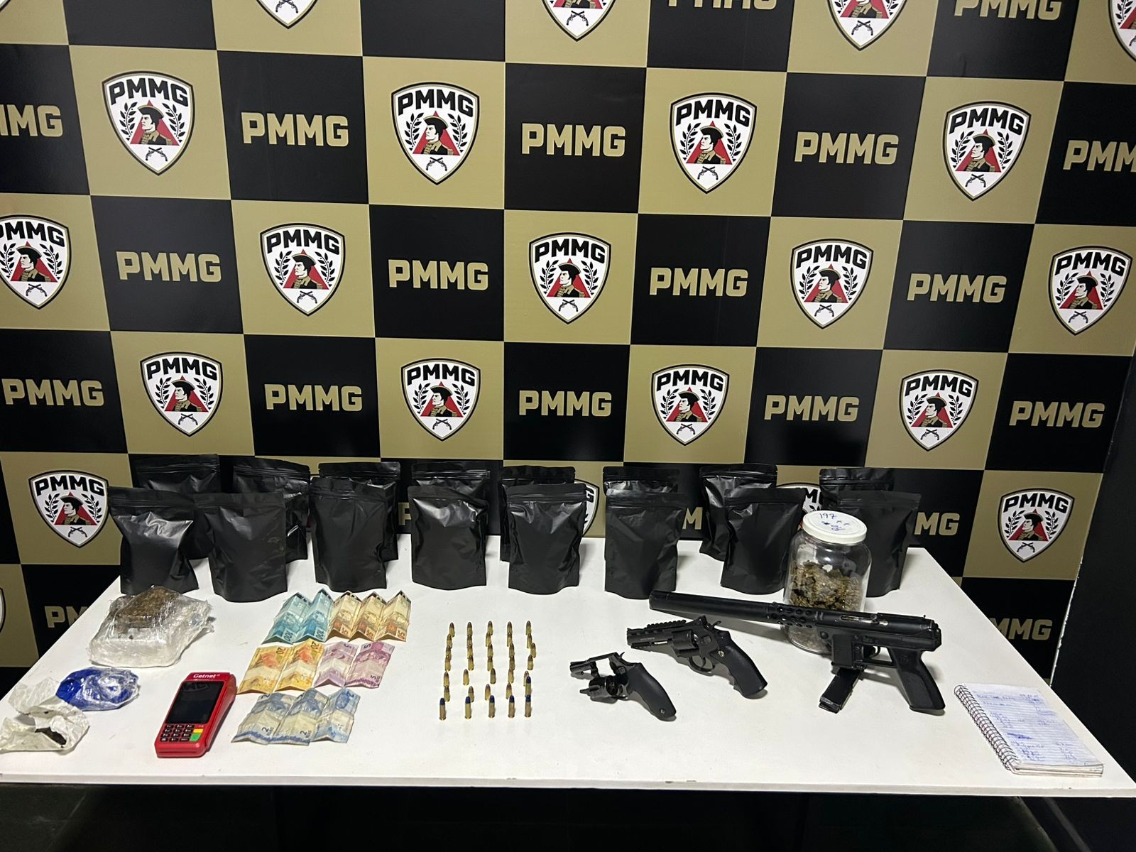 Submetralhadora com silenciador e maconha colombiana são apreendidas pela PM em Uberlândia