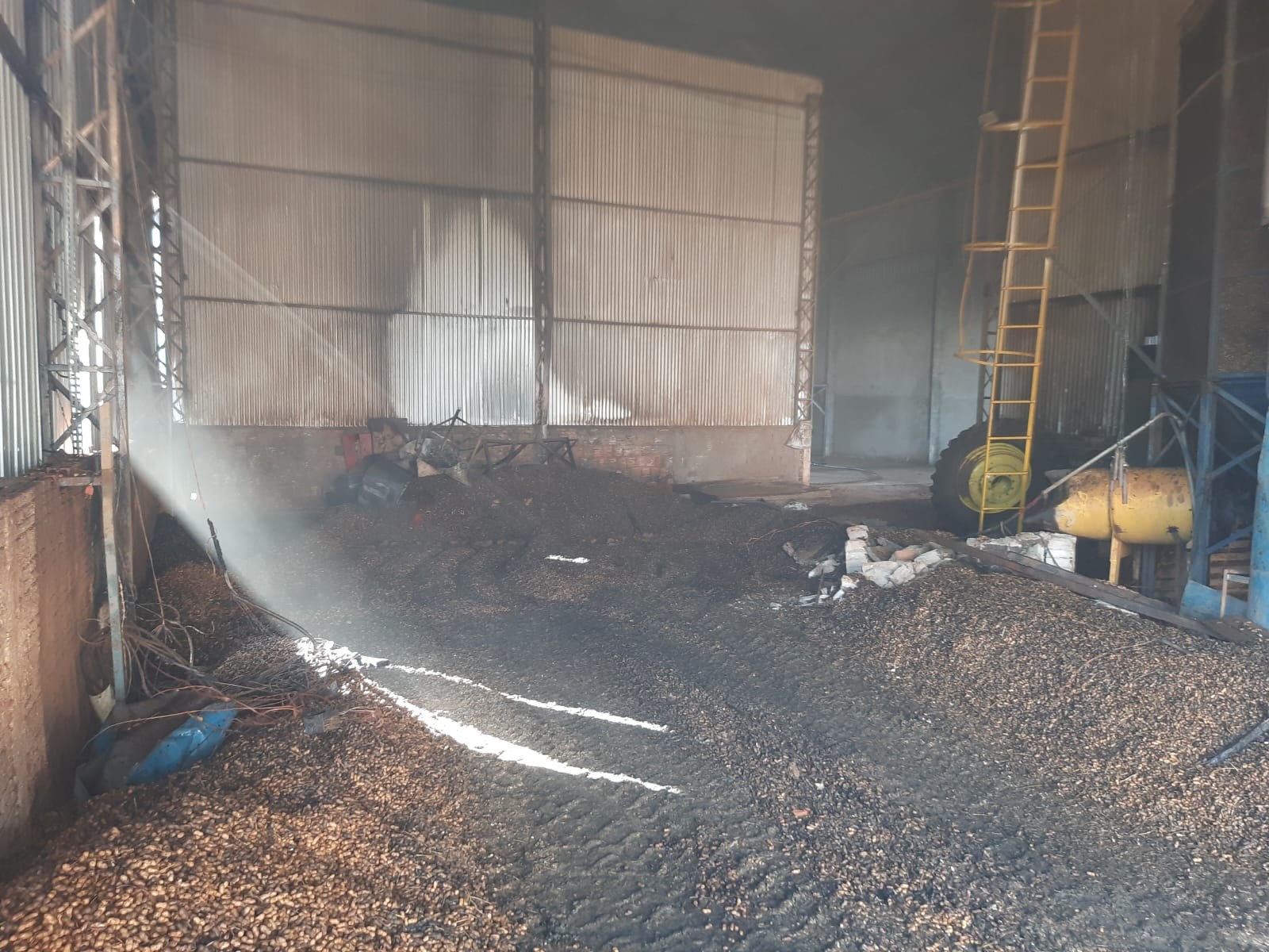 Incêndio atinge silos de secagem de amendoim e fogo destrói 2 mil sacas em Quintana 