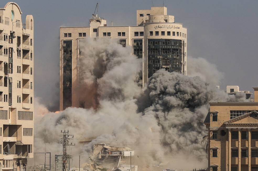 Arranha-céu no centro da Cidade de Gaza é envolto em fumaça e chamas ao ser bombardeado por Israel e momentos antes de cair em 8 de setembro de 2025. — Foto: REUTERS/Dawoud Abu Alkas