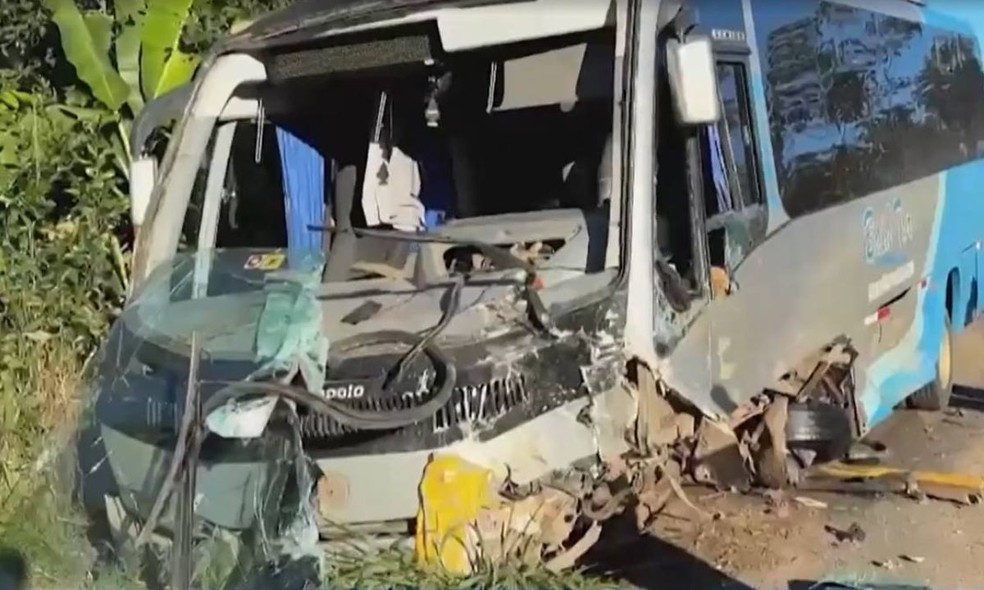 Colisão entre carro e micro-ônibus deixa quatro mortos na BR-101 - Foto: Reprodução