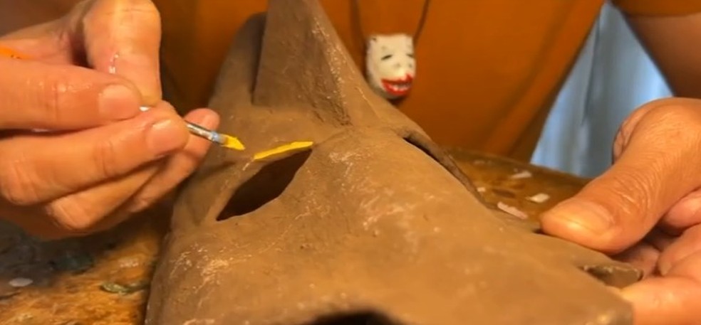 1 de 3
Antônio Marcos da Silva realiza escultura e máscaras com o uso de papel — Foto: Reprodução/TV TEM