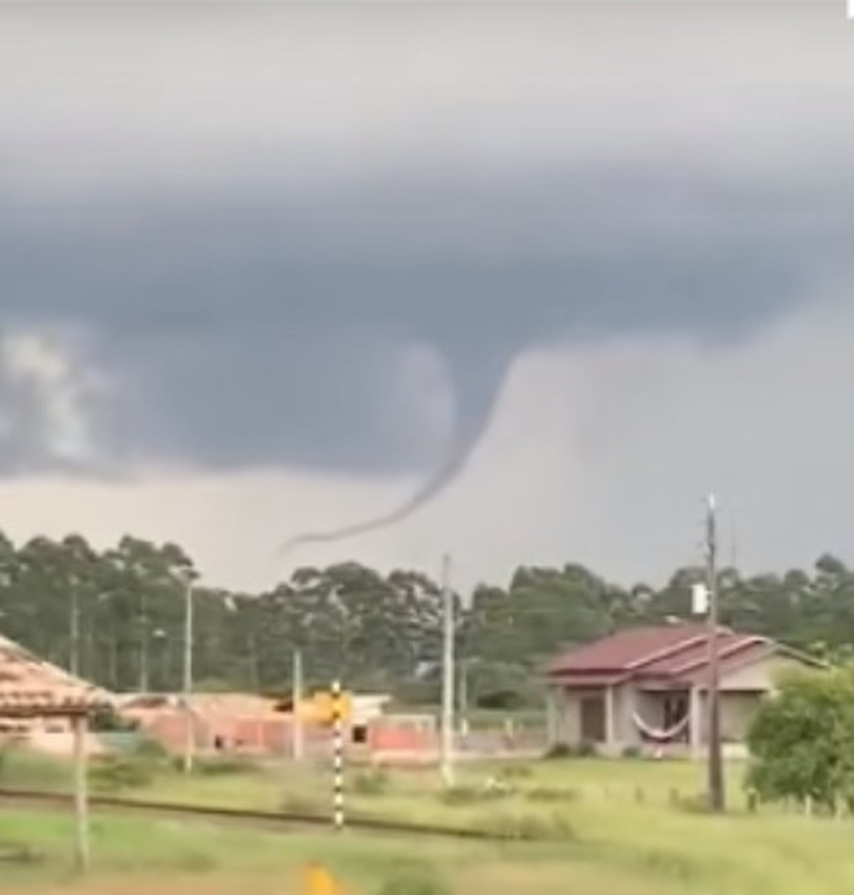 Defesa Civil confirma passagem de tornado em municípios de SC | Santa ...