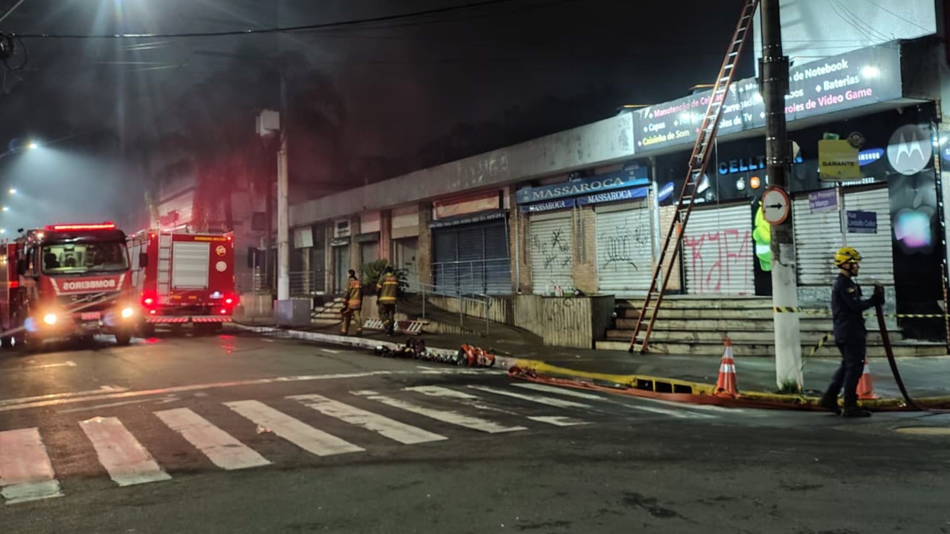 Prédio comercial pega fogo e parte de telhado desaba em São Leopoldo