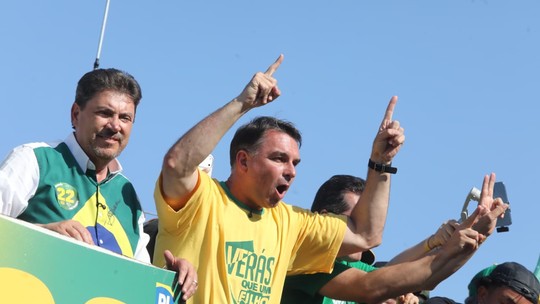 Flávio Bolsonaro diz que vai ao debate da Globo e espera enfrentar Lula