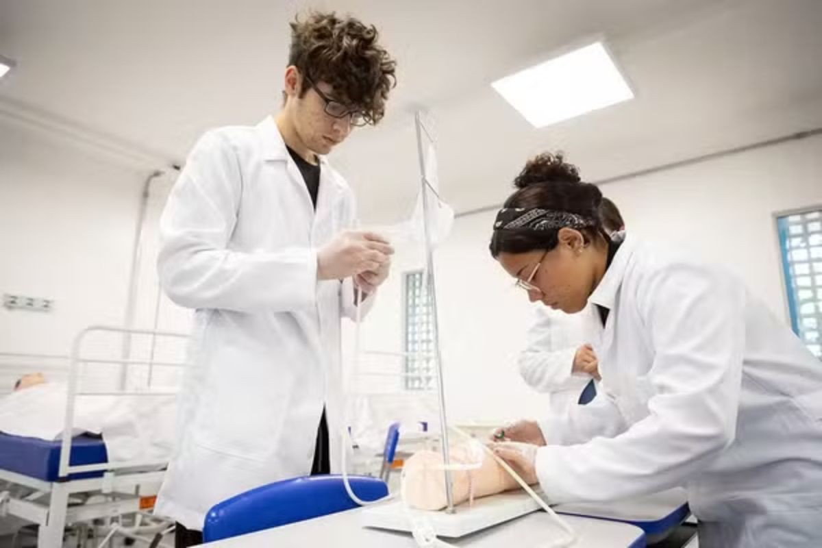 Governo de SP amplia em 80% as matrículas no ensino técnico para 2026 na Baixada Santista 