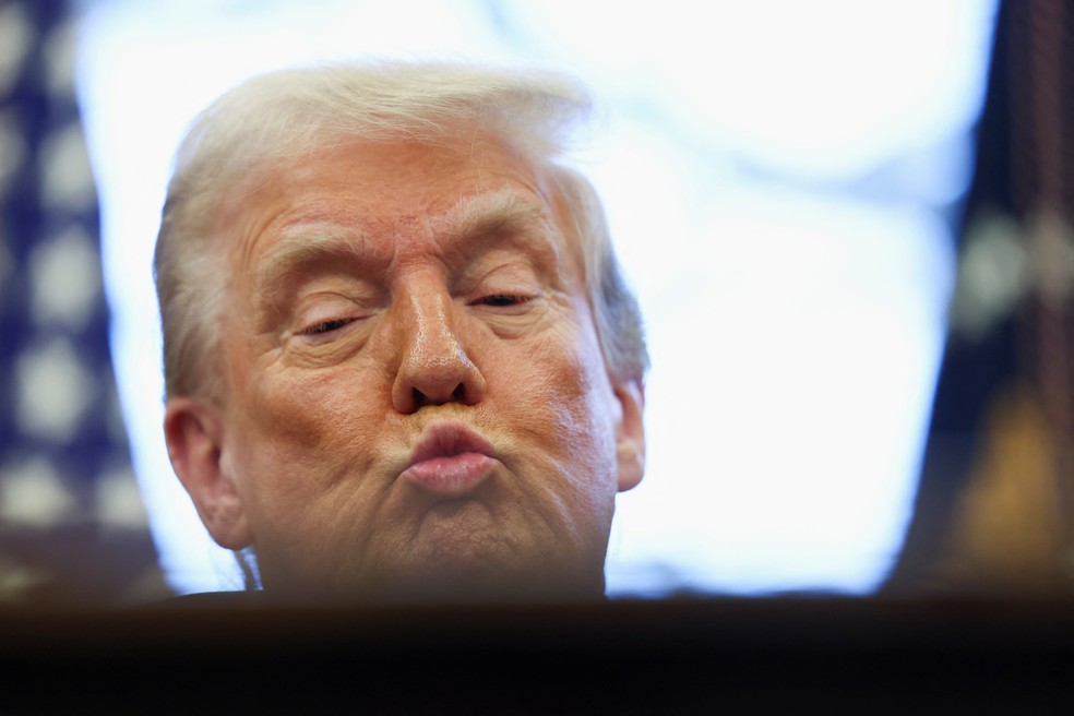 Trump assina ordens executivas no Salão Oval da Casa Branca, em 25 de fevereiro de 2025 — Foto: REUTERS/Evelyn Hockstein