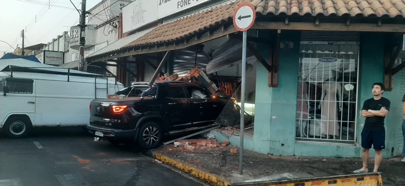 Caminhonete desgovernada invade loja em Tupã