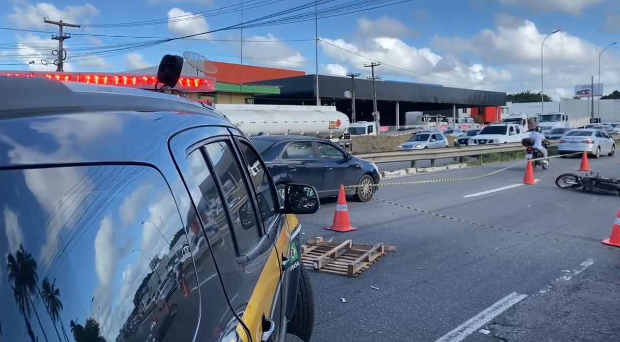 Acidente entre moto e caminhão deixa motociclista morto na BR-101, em João Pessoa