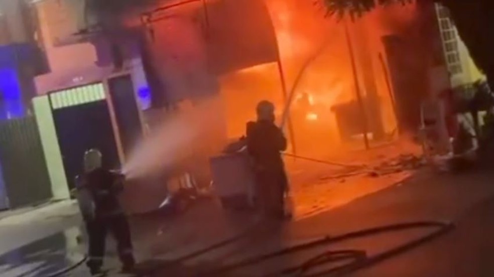 Bombeiros levaram cerca de 4 horas para apagar o fogo em um comércio no interior do Ceará. — Foto: Reprodução