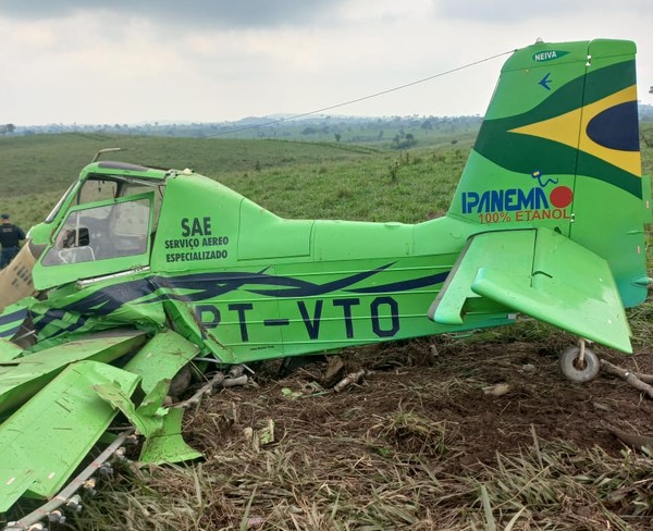 Monomotor PT-VTO caiu em uma fazenda no Par&aacute;. &mdash; Foto: Reprodu&ccedil;&atilde;o/ Pol&iacute;cia Militar de Xinguara