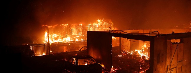 Fogo de incêndios florestais se alastrou e destruiu casas e veículos no Chile — Foto: Javier Torres/AFP