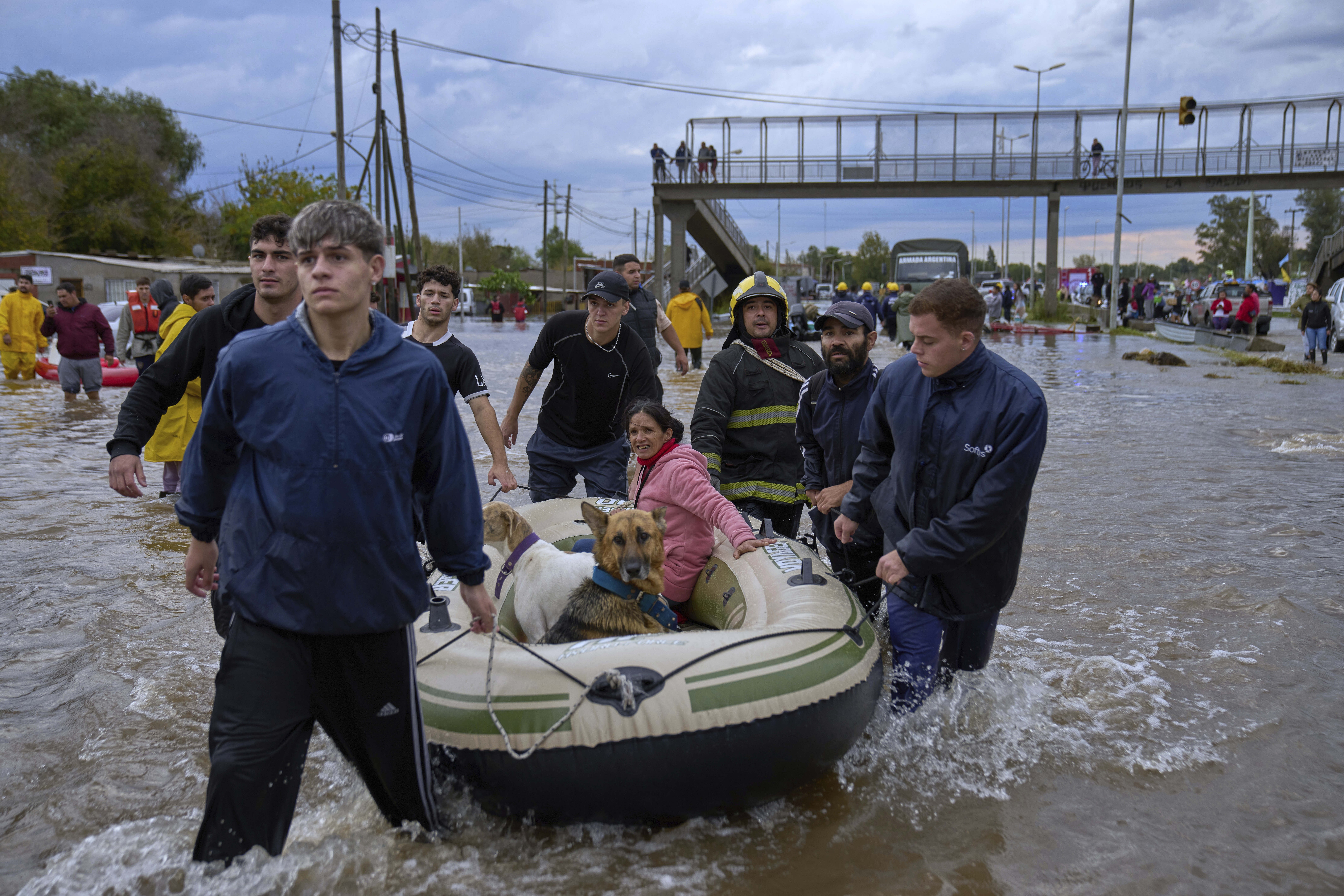 Enchentes na Argentina: quase 3 mil pessoas são evacuadas; três estão desaparecidas
