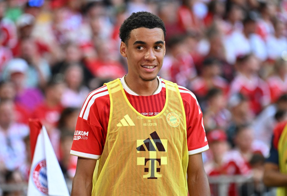 Jamal Musiala revela diagnóstico de crises de ausência após desmaios em campo pelo Bayern de Munique