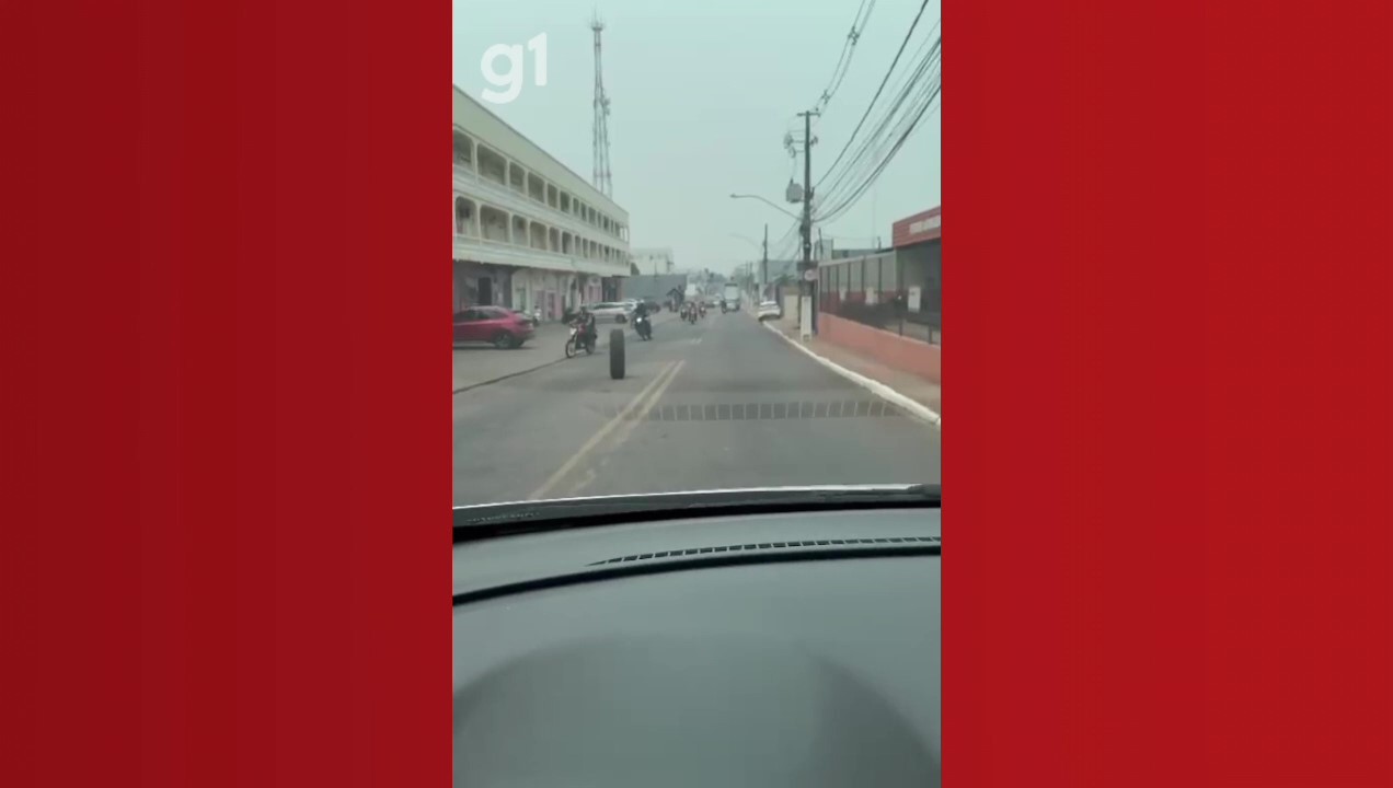 VÍDEO: Pneu se solta de caminhão, atravessa rua e atinge carro estacionado no Acre