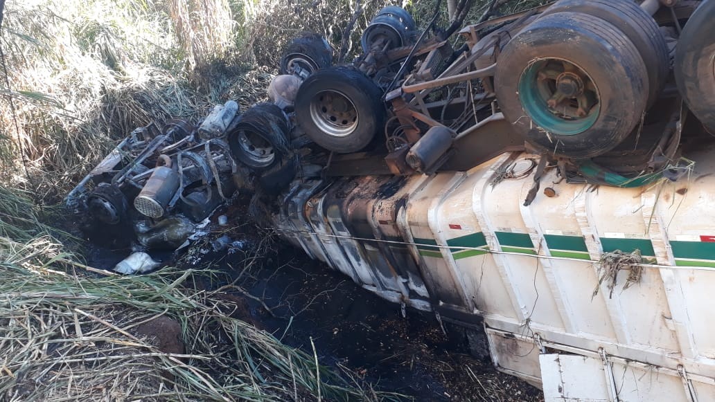 Motorista morre carbonizado após carreta capotar e pegar fogo em rodovia do interior de SP