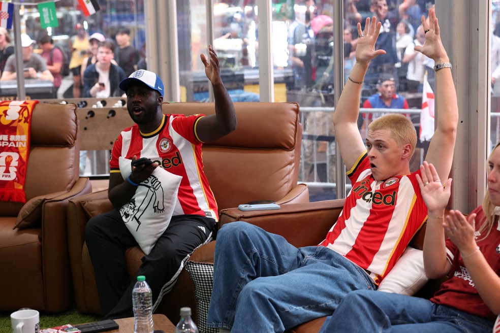 Os observadores-chefes da Copa do Mundo, Kevin Akoto e Austin Franklin, comemoram um gol durante a partida semifinal da Copa do Mundo FIFA entre Inglaterra e Argentina — Foto: REUTERS/John Sibley