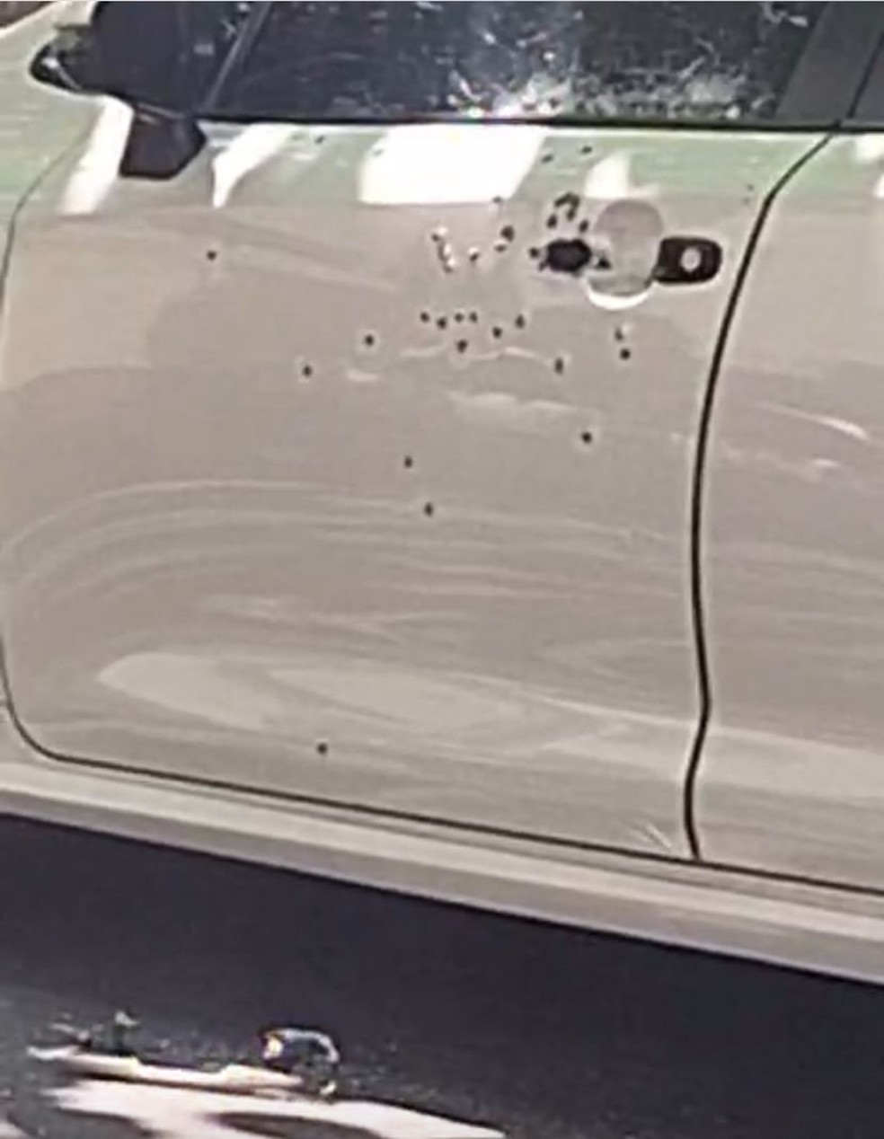 Carro de Manuel de Miranda foi atingido por disparos junto à maçaneta do veículo — Foto: Reprodução