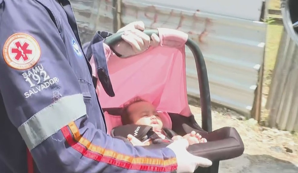 Criança foi socorrida no bebê conforto — Foto: Reprodução/TV Bahia
