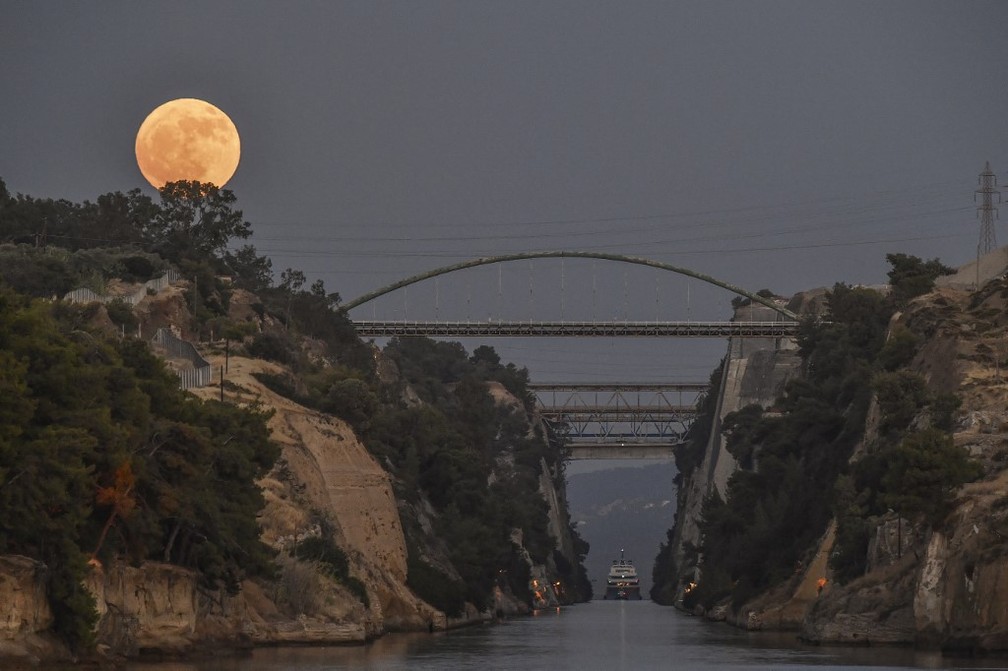'Lua de Morango' &eacute; vista na Gr&eacute;cia na sexta (21) &mdash; Foto: Valerie Gache / AFP