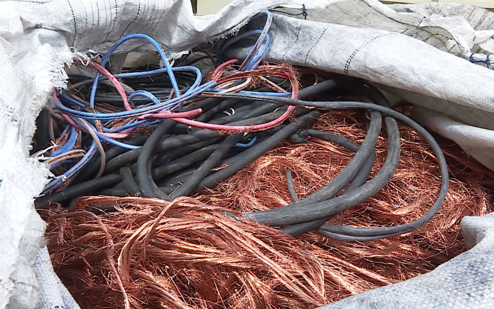 Casal é suspeito de furtar fios de cobre de agência bancária em Teresina; material foi vendido por R$ 1,1 mil