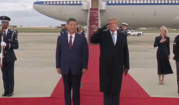 VÍDEO: Trump faz 'careta' com voo de avião militar durante recepção a Xi; presidente chinês não esboça reação