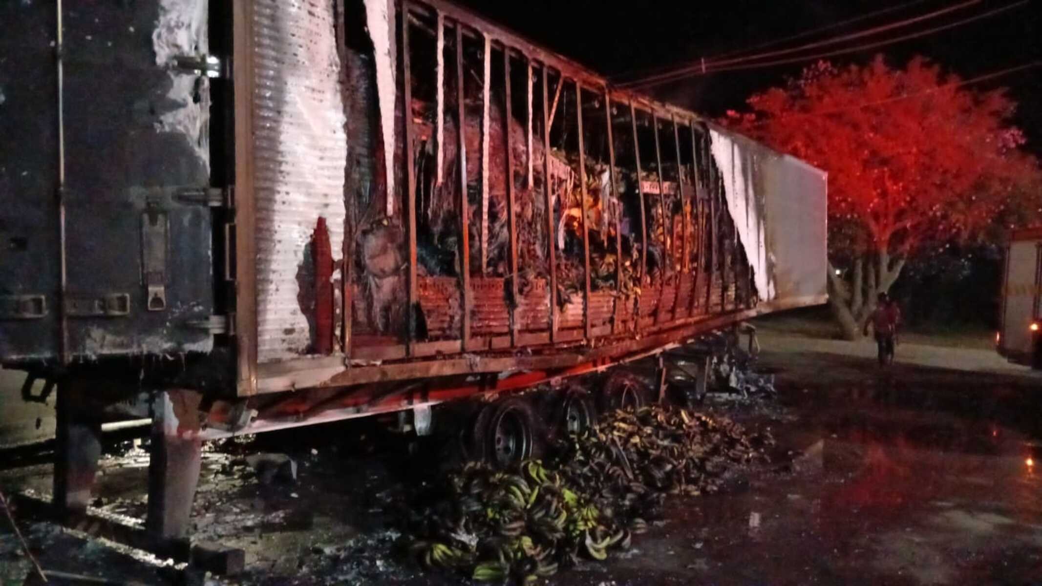 Carga de bananas fica destruÃda após incêndio em carreta na MG-401