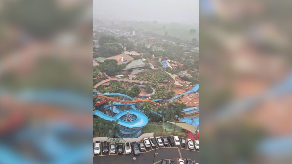 Parque aquático é invadido pela chuva em Olímpia (SP) — Foto: Reprodução / Whatsapp
