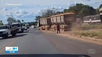 Motorista esquece de engatar marcha e carreta anda por rodovia; assista o flagrante
