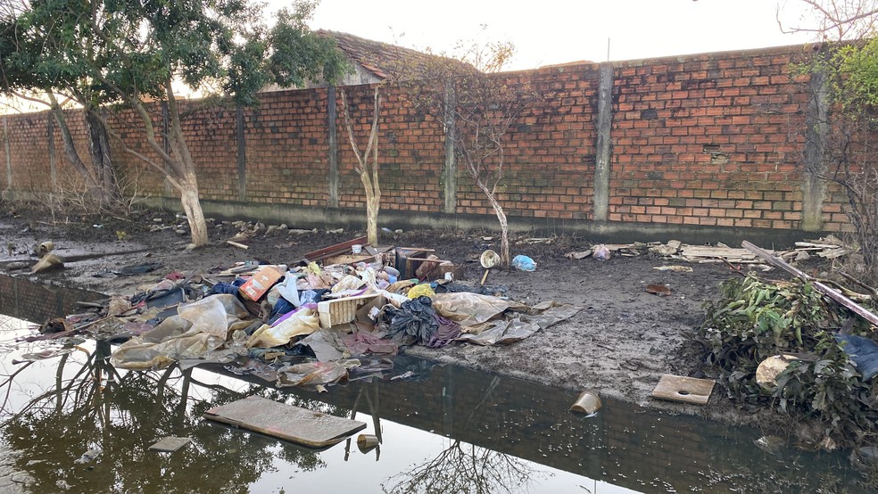 Entulho espalhado por rua de Alvorada — Foto: Maria Eduarda Ely/RBS TV