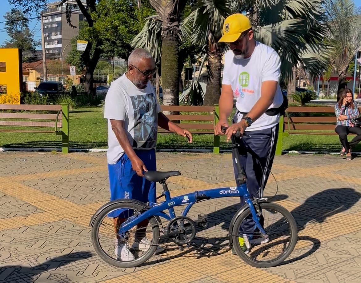 Idoso de 74 anos decide aprender a andar de bicicleta em projeto voluntário de Volta Redonda