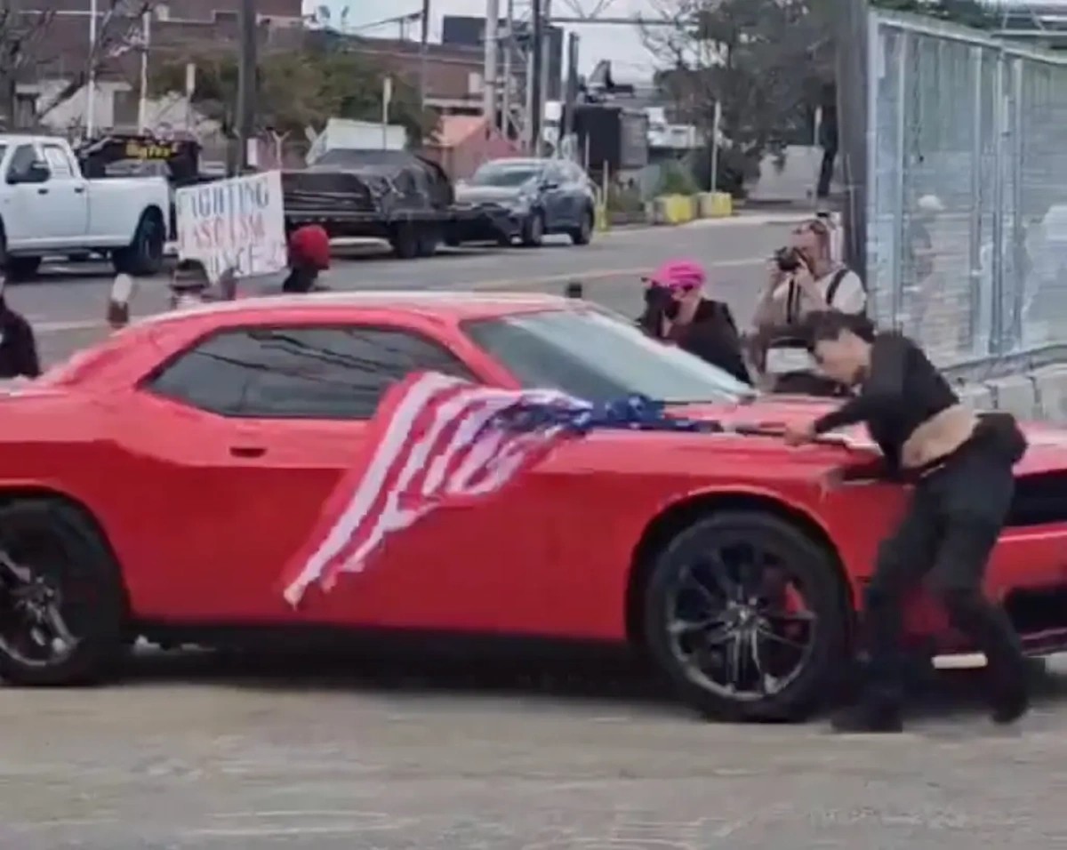 Mulher é atropelada por carro durante protesto contra o ICE nos Estados Unidos