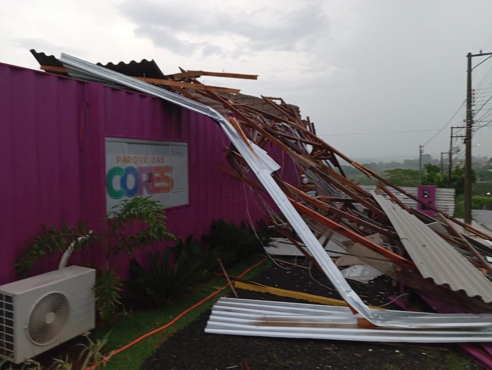 Destelhamento atingiu carro no Jardim Humberto Salvador, em Presidente Prudente (SP) — Foto: Maurício Marcos Bezerra