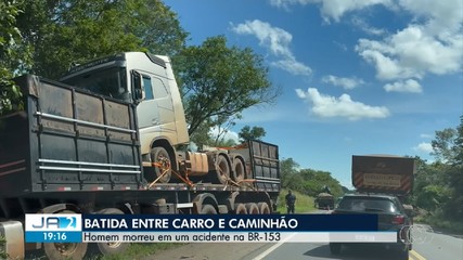 Homem morre em acidente envolvendo carro e caminhão na BR-153