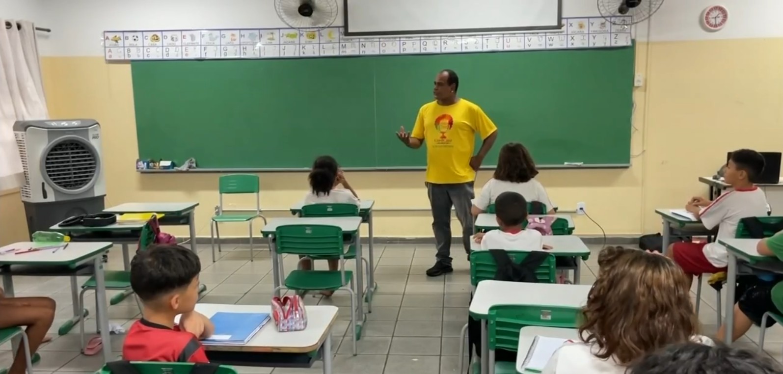 Alunos de escola no interior de SP transformam conteúdo aprendido nas aulas em telejornal