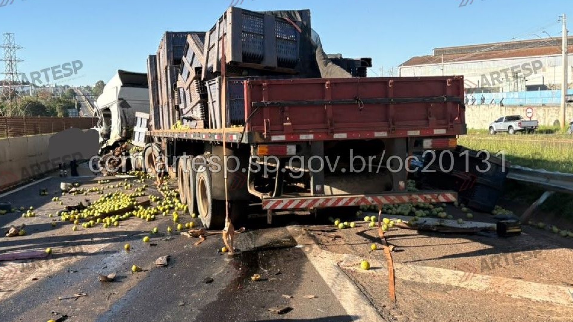 Engavetamento de 11 veículos na SP-225 começou após caminhão carregado com laranjas não conseguir frear em trecho com obras, aponta BO