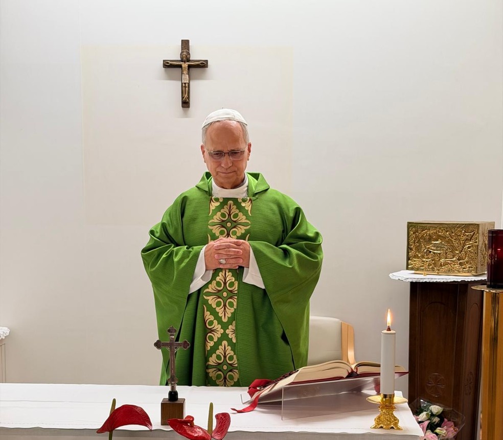Em imagem divulgada pelo Vaticano, o papa Leão XIV reza missa dentro do hospital Gemelli, em 16 de outubro de 2026. — Foto: Divulgação/ Vaticano