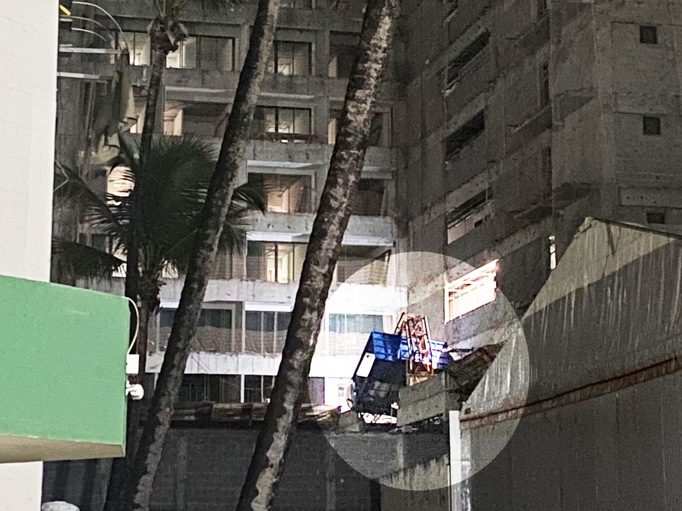 Dois trabalhadores, de 51 e 52 anos, morreram após elevador de obra cair em Salvador — Foto: Felipe Costa/TV Bahia