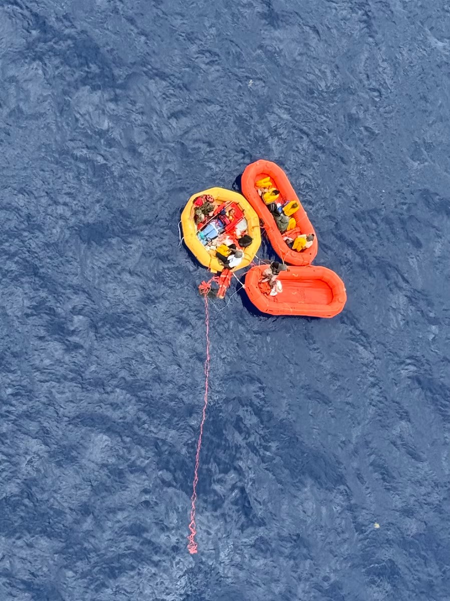 Avião cai na Flórida e 11 sobreviventes passam 5 horas em alto mar; VÍDEO mostra resgate