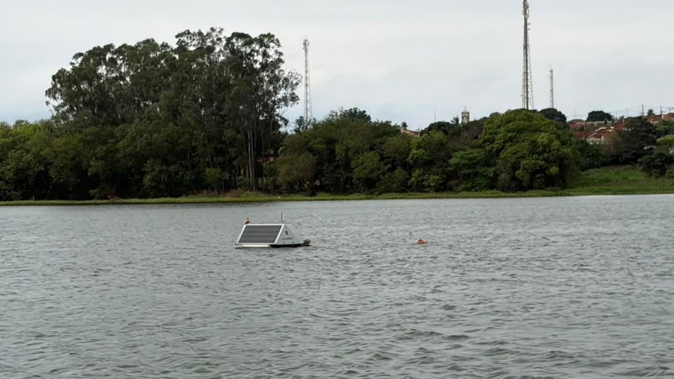 2 de 3
14 boias inteligentes reduzem em 91% prolifera&ccedil;&atilde;o de algas no Rio Tiet&ecirc; ap&oacute;s dois meses de testes &mdash; Foto: Andressa Lara/TV TEM