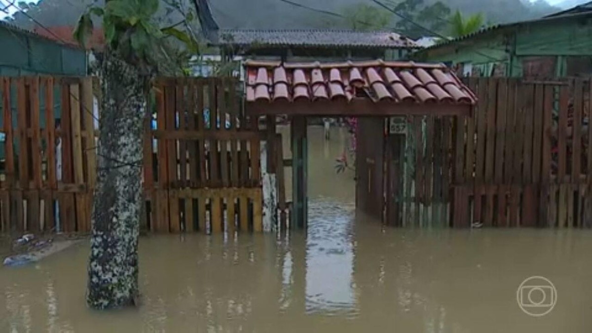 Chuva forte inunda área destinada à construção de casas para vítimas de ...