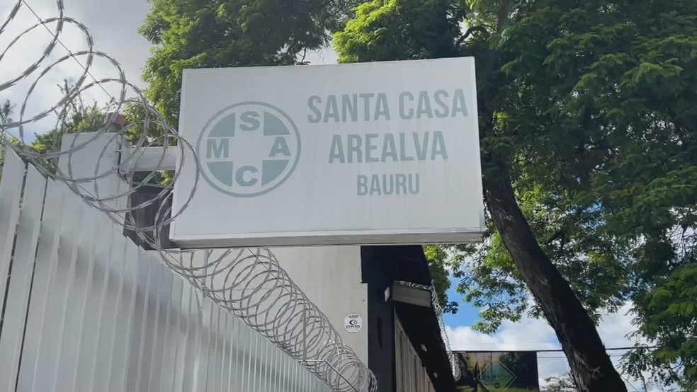 Pacientes encontram unidade da Santa Casa de Arealva fechada em Bauru e relatam falta de aviso sobre consultas — Foto: TV TEM/reprodução
