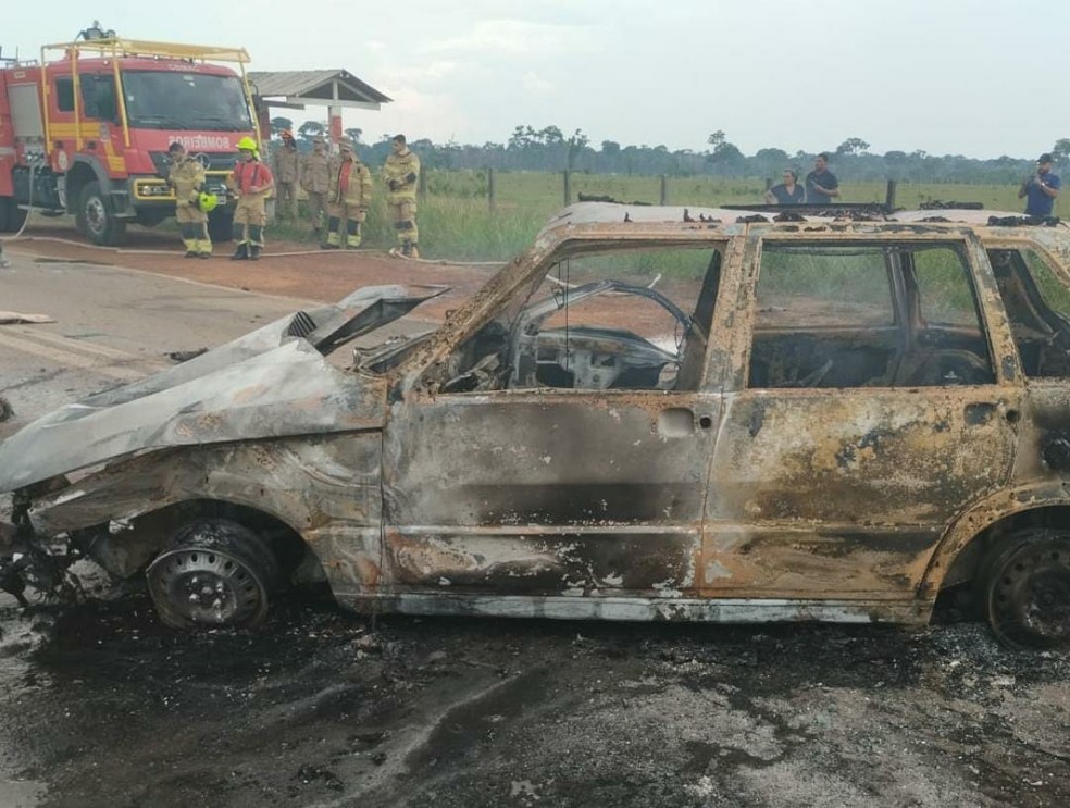 Carro que casal estava pegou fogo após a batida na BR-317 — Foto: Arquivo/PRF-AC