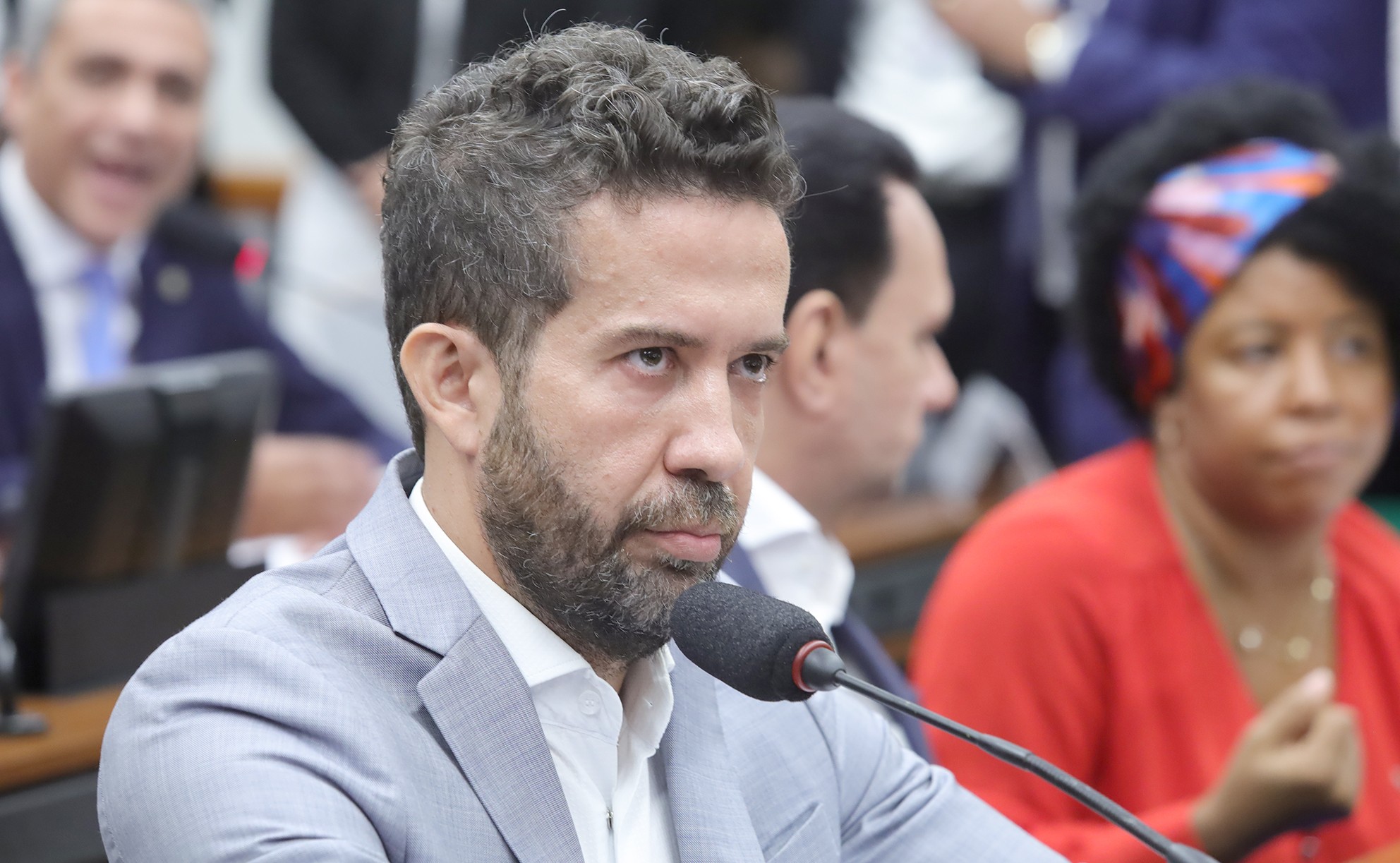 Janones tem mandato suspenso por 90 dias por ofender Nikolas Ferreira 
