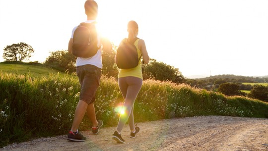 Caminhada perfeita: existe um número ideal de passos para ser ativo? Veja 5 dicas de como melhorar o exercício - Estudos recentes mostram que não são necessários os 10 mil passos estabelecidos como meta diária pela Organização Mundial da Saúde (OMS) para serem observados benefícios para a saúde.