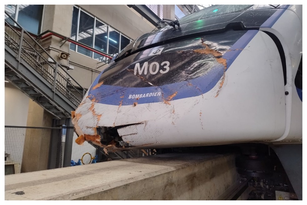 Frente do Monotrilho ficou destru&iacute;da ap&oacute;s bater em estrutura de guindaste que tombou em trilho. &mdash; Foto: Reprodu&ccedil;&atilde;o