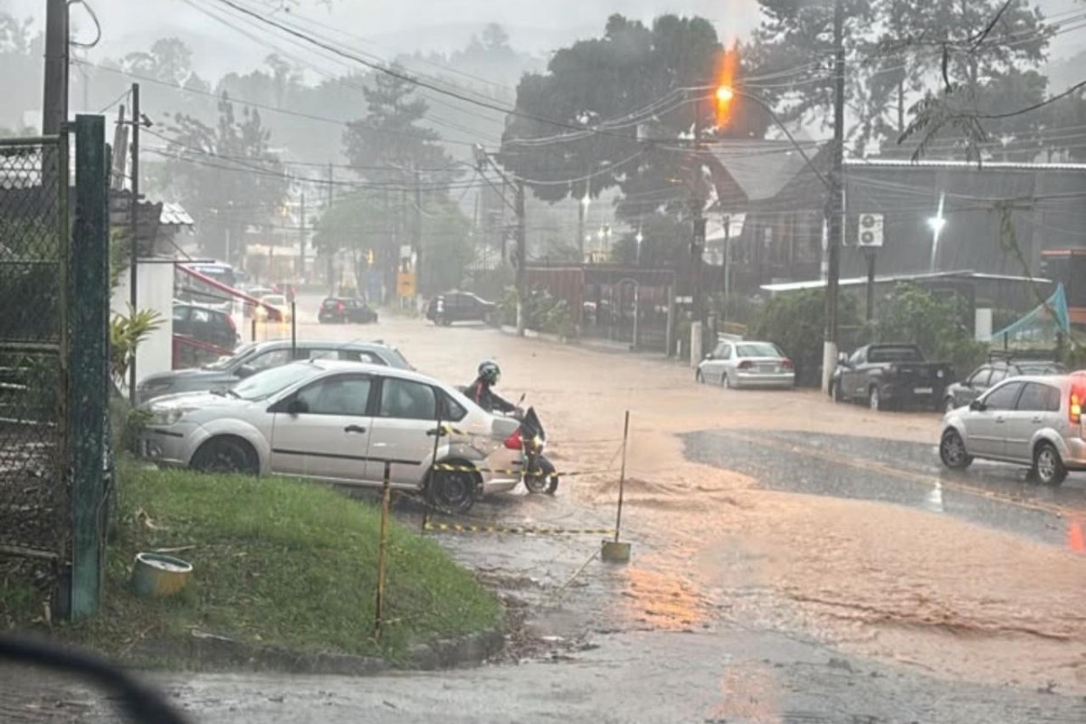 Chuva forte provoca alagamentos em ruas de Nogueira e Itaipava, em Petrópolis