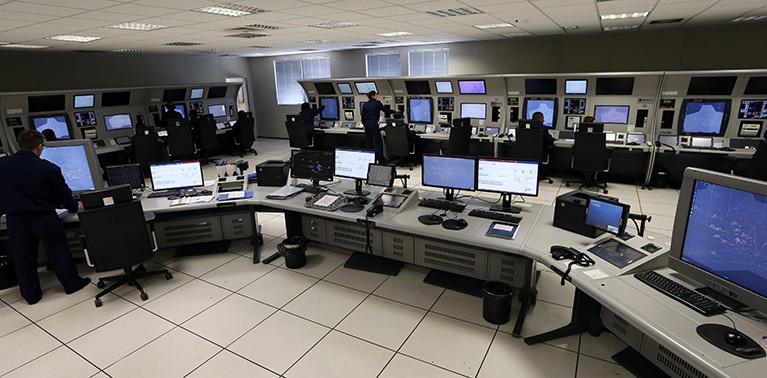 Suspeita de cheiro de gás mobiliza bombeiros e equipes de emergência no centro que controla pousos e decolagens nos aeroportos de SP