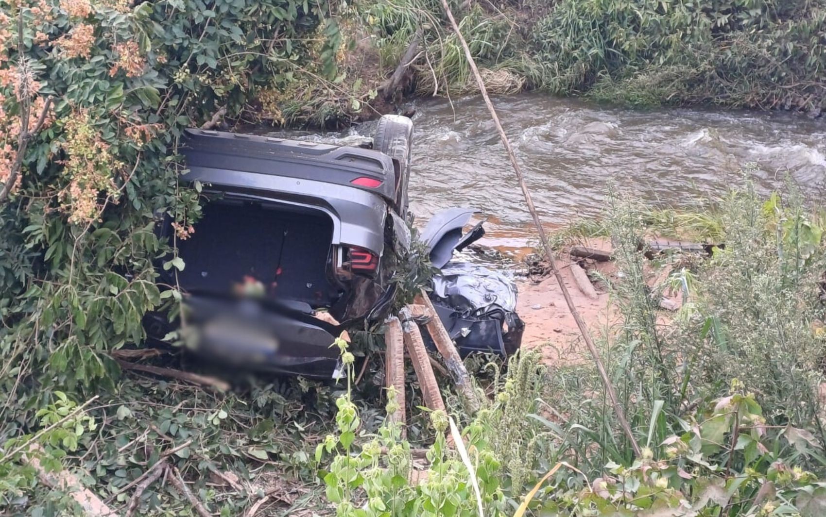 Carro com ministro do TST cai de ponte e capota na BR-060